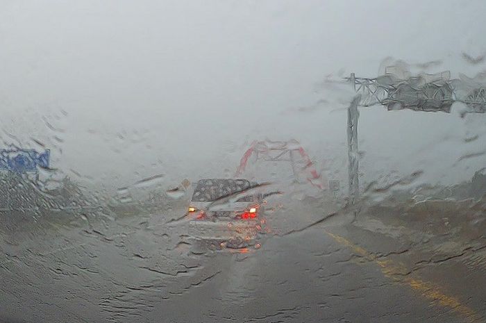 Visibilitas supir menurun akibat hujan deras di jalan tol