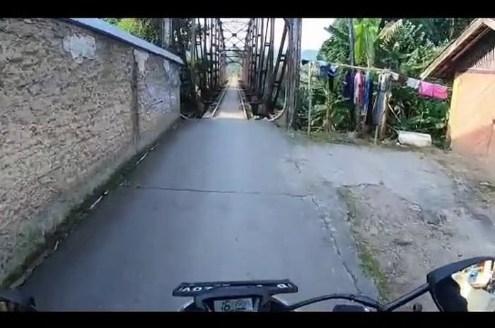 Ujung jalan Desa Sungapan, CIwidey, Kabupaten Bandung terhubung dengan jembatan mengerikan.