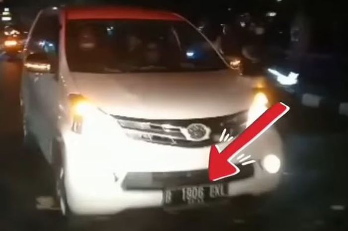 Toyota Avanza yang mengadang laju ambulans di jalan Kramat Jati, Jakarta Timur