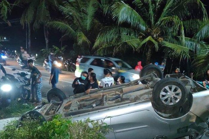Daihatsu Xenia terbalik di jalur Padaherang-Pangandaran lantaran pengemudi dalam pengaruh minuman keras