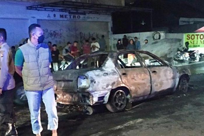 Suzuki Baleno terbakar di tengah jalan kota Tasikmalaya, Jawa Barat