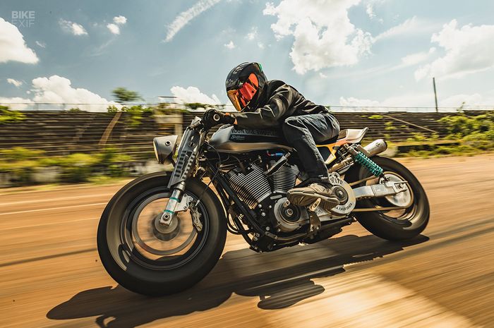 Cafe racer bermesin S&amp;S dan berangka Harley-Davidson Dyna garapan Icon Motosport.