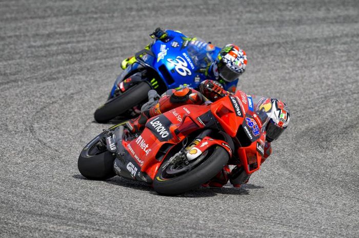 Jack Miller (depan) hampir saja baku hantam dengan Joan Mir (belakang) usai balapan MotoGP Amerika 2021 berakhir, Minggu (03/10).