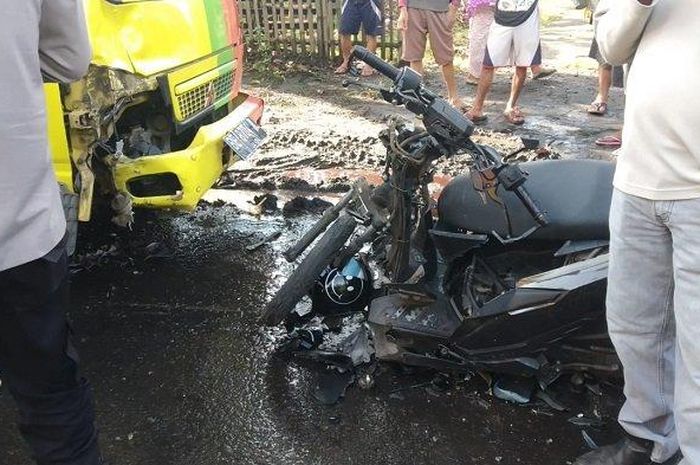 Honda BeAT Street ditabrak truk dari arah berlawanan usai oleng menghajar lubang jalan di Jalan Lintas Sumatera, desa Banjarsari, Merapi Timur, Lahat, Sumsel