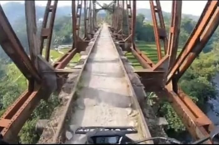 bikin deg-degan, video pengendara Honda BeAT melintasi jembatan sempit tanpa pengaman di Ciwidey