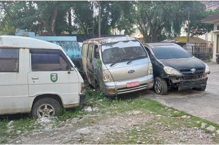 Toyota Kijang Innova, KIA Travello, Mitsubishi L300 dan beberpaa unit lain yang terbengkalai di Sekretariat DPRD Sumsel.