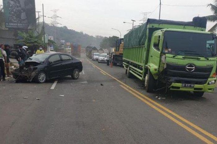 Toyota Vios tabrak truk tronton di jalan raya Merak, desa Sumurwuluh, Pulomerak, Cilegon, Banten