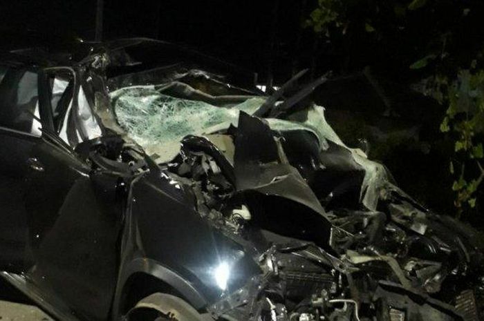 Toyota Innova Venturer hancur lebur usai tabrak truk parkir di Jalan Raya Kaligawe KM7, kota Semarang, Jawa Tengah