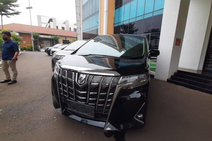 Toyota Alphard dan enam mobil lain yang menjadi bukti penggelapan oleh pria ngaku perwira polisi di Mapolresta Tangerang Selatan