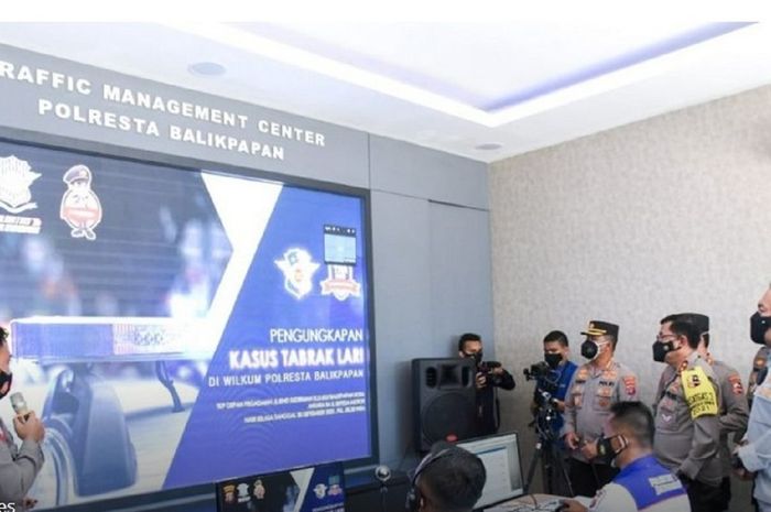 Irjen Istiono mendengar penjelasan mengenai pengungkapan kasus tabrak lari