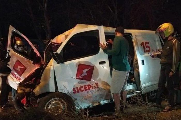 Daihatsu Gran Max Blind Van milik Sicepat tabrak pohon di Jl Juanda, Sukmajaya, kota Depok, Jawa Barat