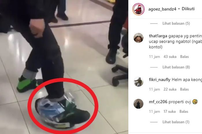 Helm Valentino Rossi Winter Test 2017 palsu yang diinjak menggunakan kaki.