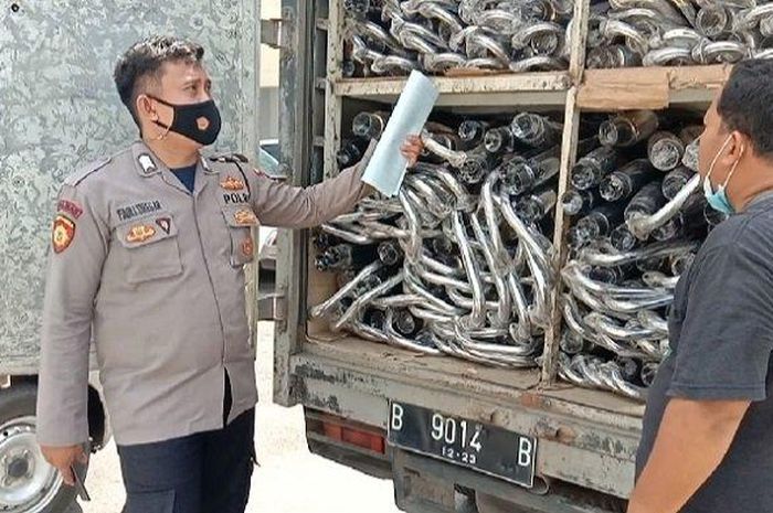 Barang bukti 1.000 knalpot brong ilegal asal Tegal, Jawa Tengah  yang diangkut di dalam truk box ketika diamankan di kota Baturaja, OKU, Sumatera Selatan