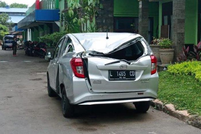 Kondisi Daihatsu Sigra usai tertimpa dahan pohon di Jalan Raya Ki Ageng Gribig, Kedungkandang, kota Malang, Jatim
