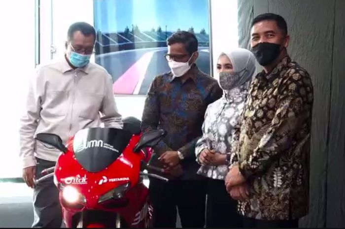 Direktur Utama Pertamina Nicke Widyawati (kedua dari kanan) ungkap alasan mengapa Pertamina support sirkuit Mandalika