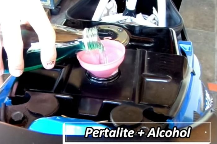 Ilustrasi mencampur BBM dengan alkohol