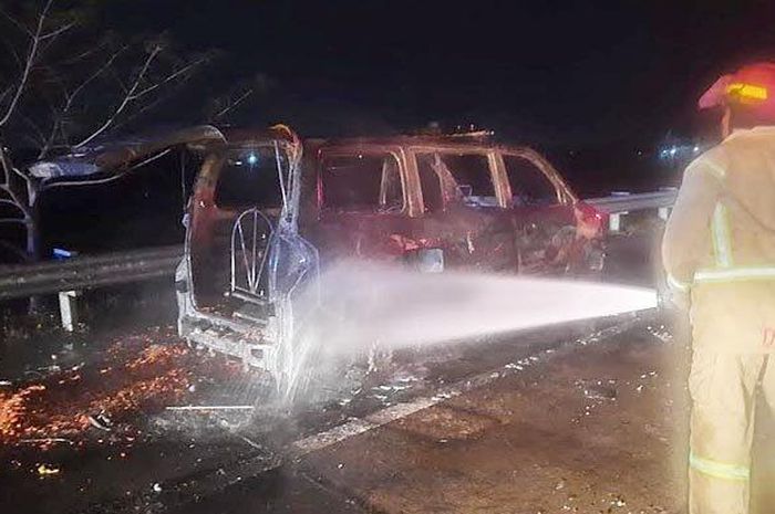 Mobil Jenazah Suzuki APV yang terbakar di ruas tol Jombang-Mojokerto, Jawa Timur