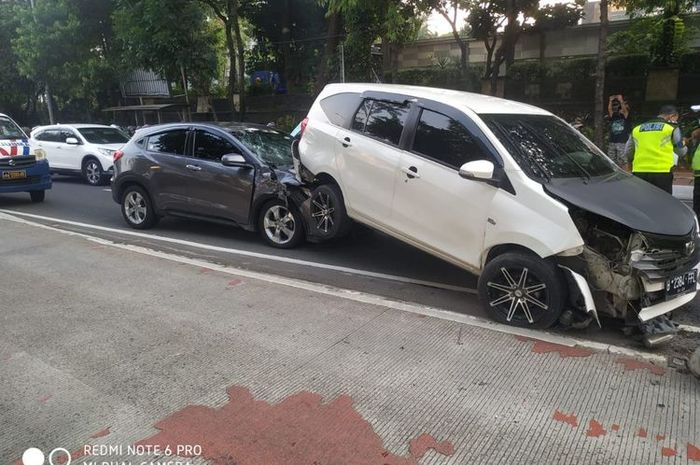 Toyota Calya dicungkil Honda HR-V di Jl Jenderal Gatot Subroto, depan Kantor Pajak Wilayah Jakarta Selatan