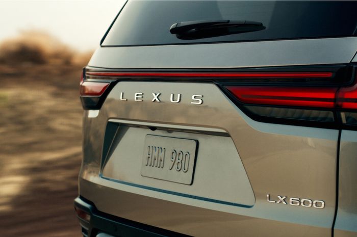 Foto teaser Lexus LX generasi terbaru.