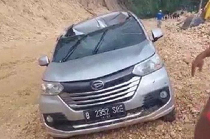 Atap Daihatsu Xenia bolong usai dihantam batu besar yang jatuh karena longsor