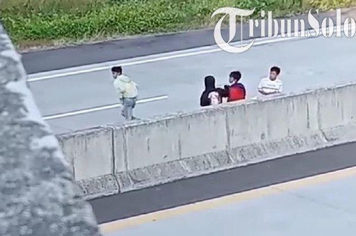 sejumlah bocah masuk ke Tol Solo-Semarang di Desa Mudal, Kecamatan Mojosongo, Kabupaten Boyolali, Kamis (7/10/2021)