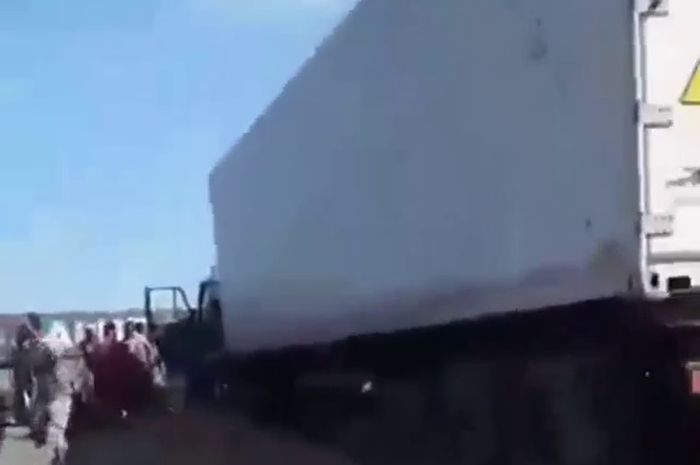 Truk tronton mengalami rem blong dan manfaatkan jalu penyelamat.