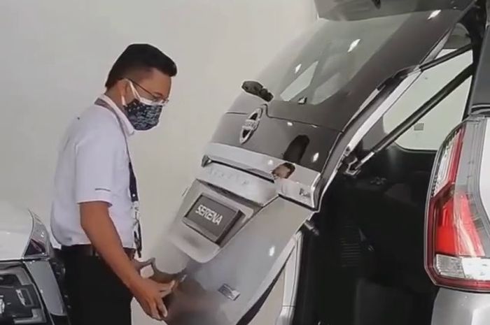 Sales Nissan kena roasting gara-gara masalah cara buka pintu bagasi.