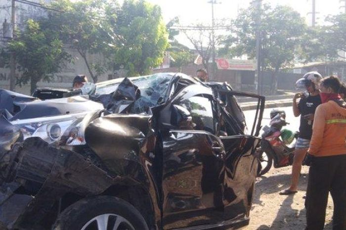 Kondisi Toyota Avanza Veloz usai dijepit dua truk di jalan raya Mangkang, Semarang, Jawa Tengah
