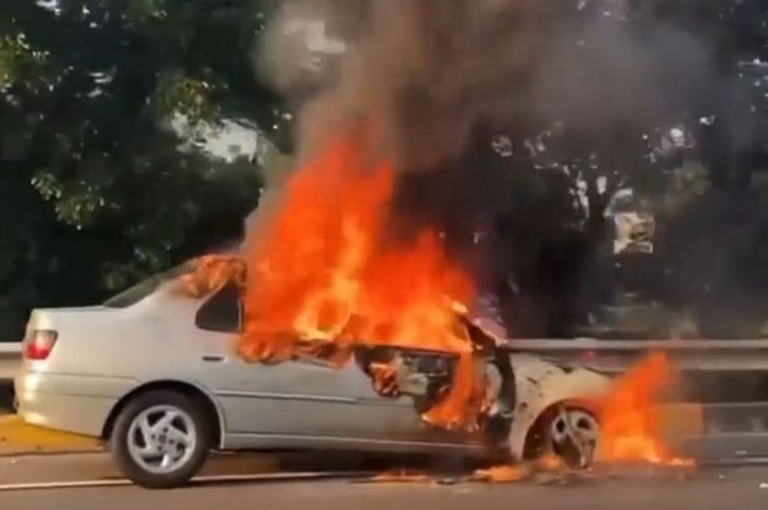 Sebuah sedan mirip Peugeot 306 terbakar di Tol JORR