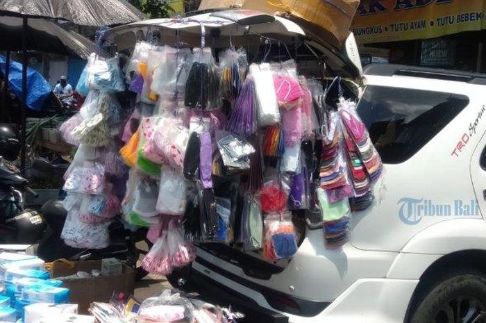 Salah satu mobil pedagang di Bali yang dipenuhi dengan barang dagangannya.