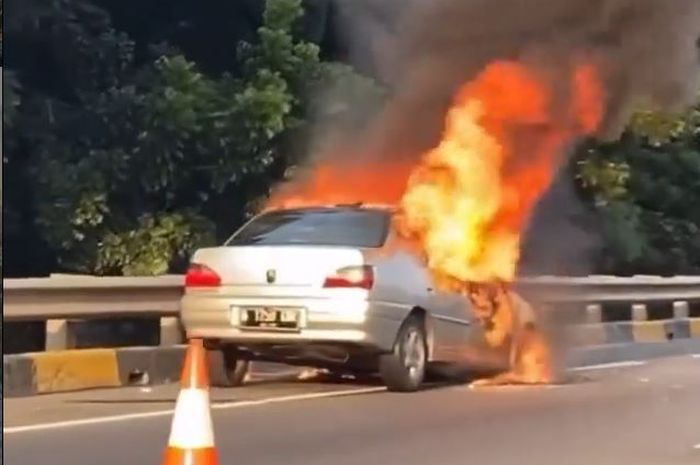 Peugeot 406 terbakar di tol JORR arah Jakarta, Cipayung, Jakarta Timur