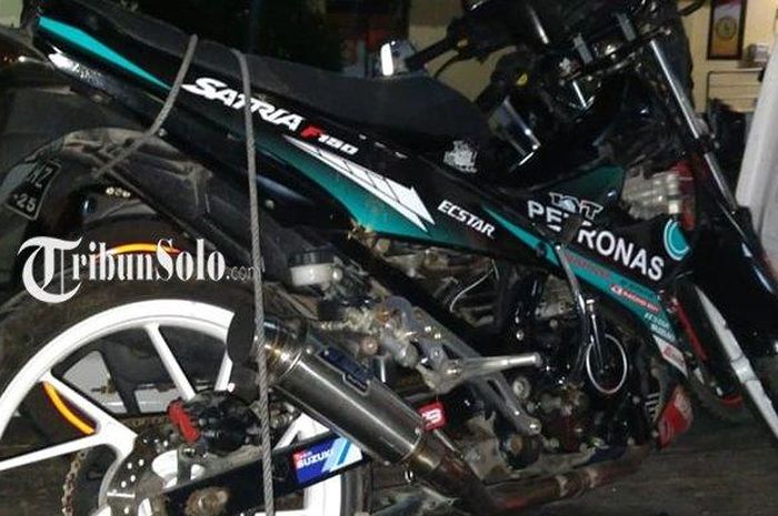 Suzuki Satria F150 yang menabrak Honda Vario 110 dan Supra X 125 d Jl Ahmad Yani, Kartasura, Sukoharjo, Jateng