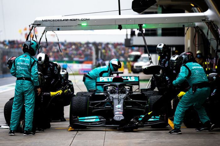 Lewis Hamilton telat pit stop ataukah seharusnya tidak perlu pit stop di F1 Turki 2021?