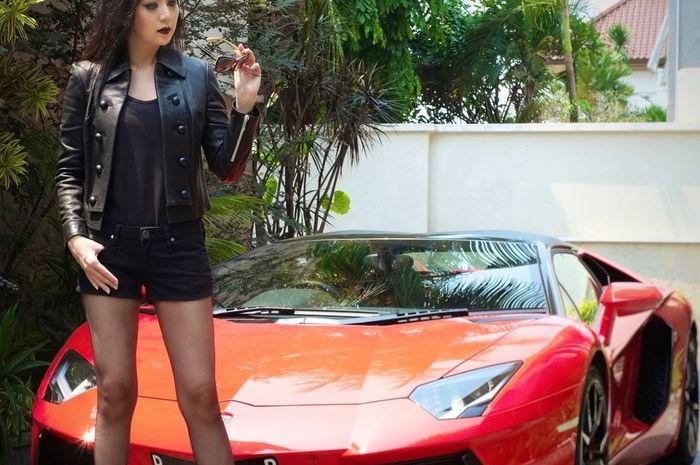Selebgram Agnes Jennifer bersama Lamborghini Aventador miliknya.