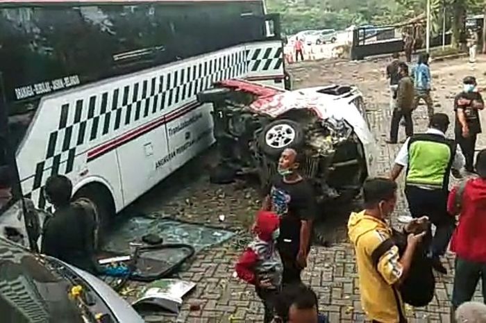 Bus tabrak 5 mobil gara-gara rem blong