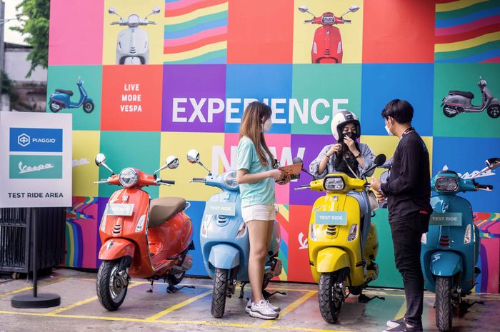 Area test ride bagi calon konsumen yang ingin menjajal line up Vespa di Diler Premium Motoplex Kharisma 