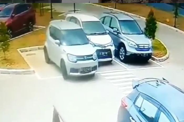 Rekaman CCTV memperlihatkan pengemudi Suzuki Ignis menyerempet Toyota Calya di parkiran McDonald's Gandaria, Pasar Rebo, Jaktim