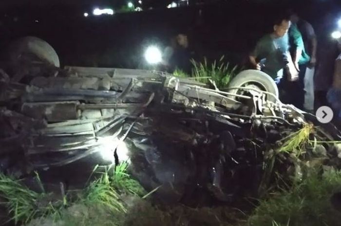 Isuzu Panther yang terguling usai ditabrak KA Gajayana di Sidoharjo, Kabupaten Sragen, Jawa Tengah