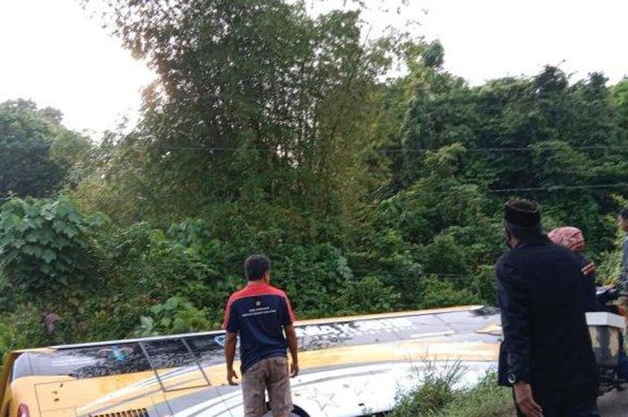 Bus Bintang Katulistiwa terguling usai disenggol Kijang Innova di jalan trans Sulawesi, desa Puncak Indah, Malili, Luwu Timur, Sulsel