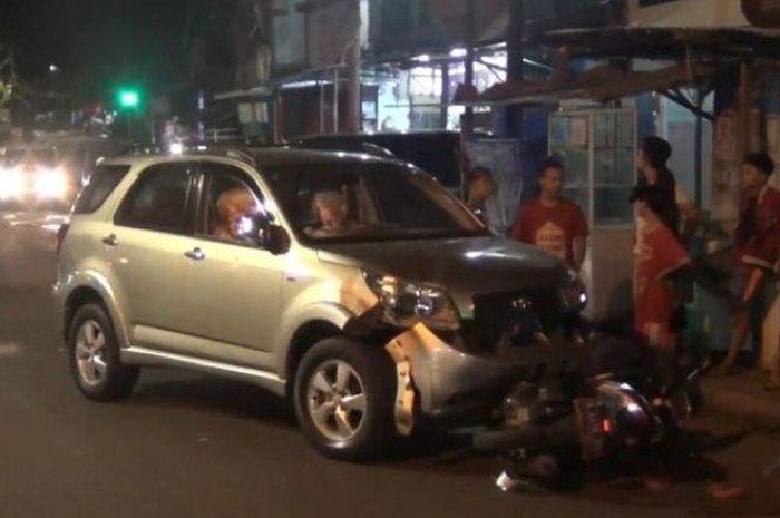 Toyota Rush menabrak tiga motor di Jl Tebet Raya, Tebet, Jakarta Selatan, (12/10/21)