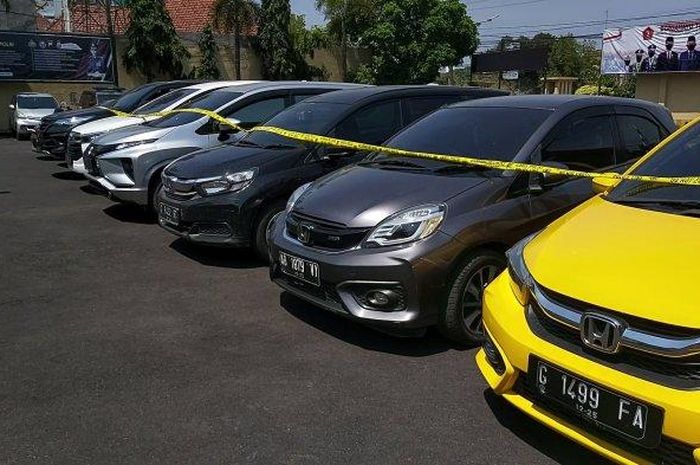 Deretan 8 mobil rental yang dilarikan wanita bernama Ratnasari (30) asal Kendal, Jawa Tengah