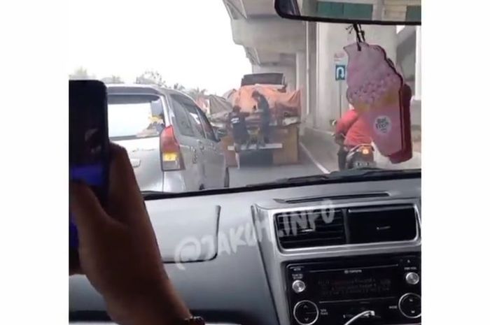 Sebuah video beredar di media sosial memperlihatkan aksi bajing loncat terjadi di Jalan Raya Bekasi, Cakung, Jakarta Timur.