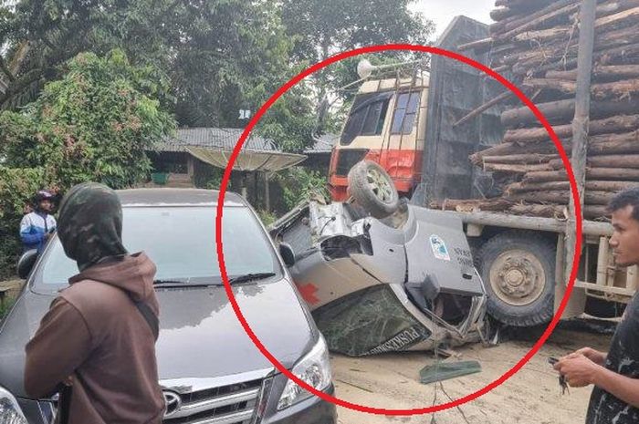 Kondisi ambulans yang digilas truk tronton muat kayu di Pelalawan, Riau