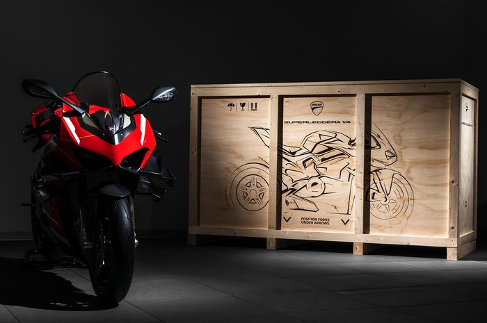 Ducati Superleggera pakai dominasi part berbahan carbon fibre yang membuat bobotnya sangat ringan!