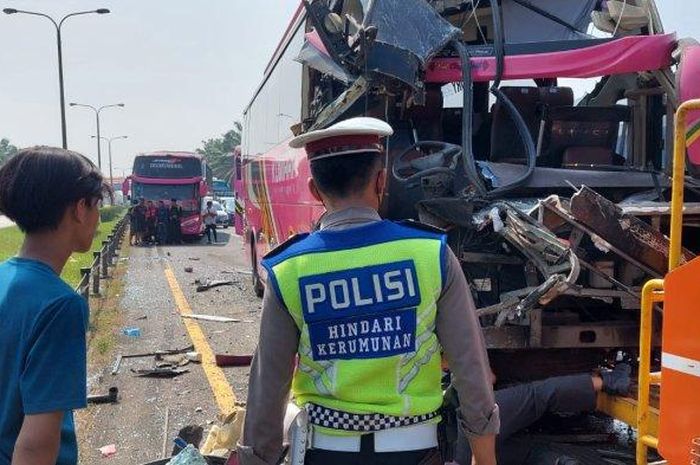 Insiden tabrakan beruntun yang melibatkan empat bus PO Komara di tol Tangerang-Merak, Sabtu (16/10/2021).