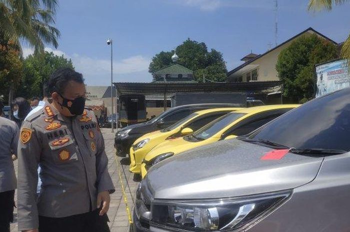Kapolresta Mataram Kombes Pol Heri Wahyudi menunjukkan barang bukti yang digelapkan MF dengan alasan untuk transportasi tamu WorldSBK Indonesia.