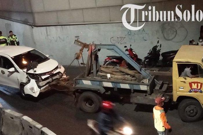 Toyota Calya dikerek mobil usai tumbuk pembatas jalan