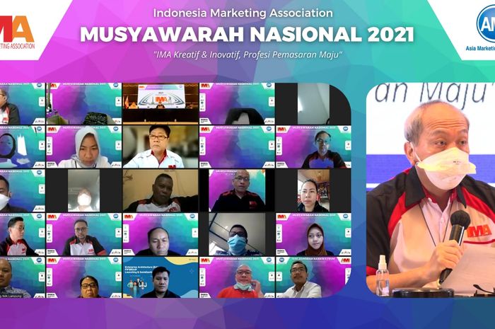 President IMA 2021-2023 Bapak Suparno Djasmin memimpin sesi dalam Munas IMA 2021 di Jakarta.