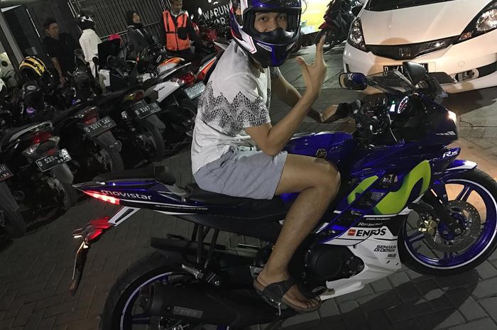 Gaya Fajar Alfian di atas Yamaha R15 Movistar