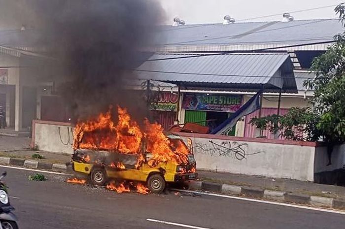 Suzuki Carry terbakar di depan pasar Ngancar, Banyudono, kabupaten Boyolali, Jawa Tengah